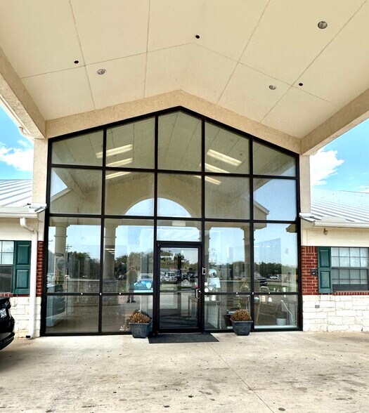 More Photos Of 1301 N Lakeline Blvd, Cedar Park Schools For Lease