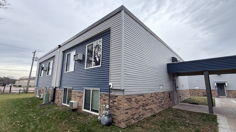 More Photos Of 1940-1990 Wisconsin SW, Huron Apartments For Sale