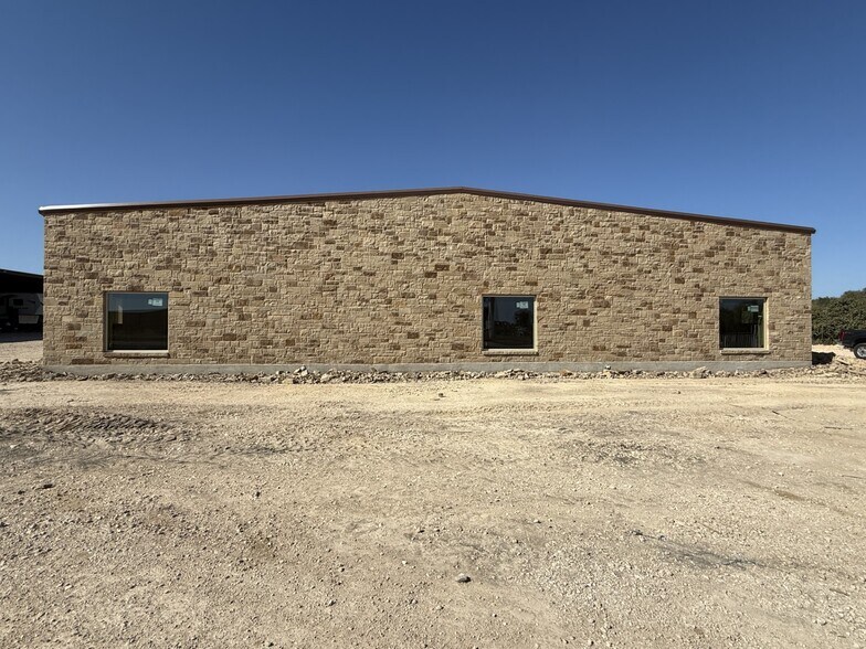 More Photos Of 7970 Old Bastrop Rd, New Braunfels Warehouse For Sale