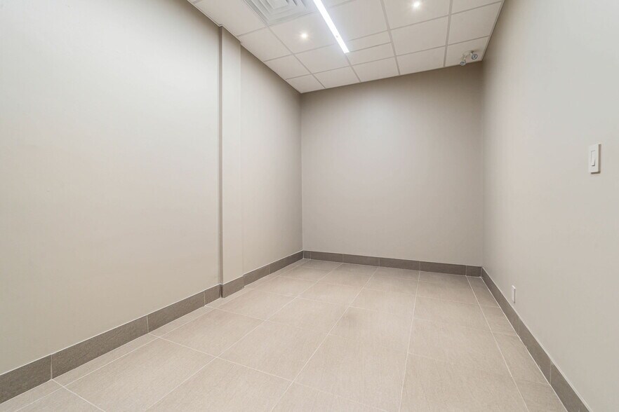 More Photos Of 5805 Boul Décarie, Montréal General Retail For Lease