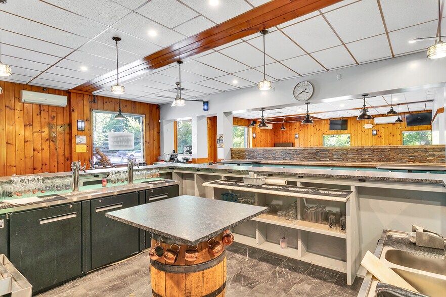More Photos Of 715 Craigdell Rd, New Kensington Bar For Sale