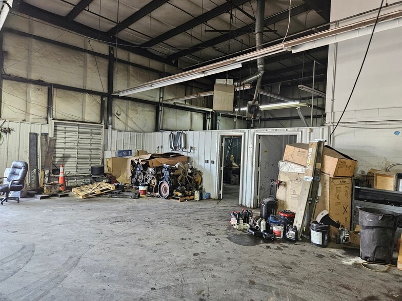 More Photos Of 6276 Memorial Dr, Stone Mountain Auto Dealership For Lease