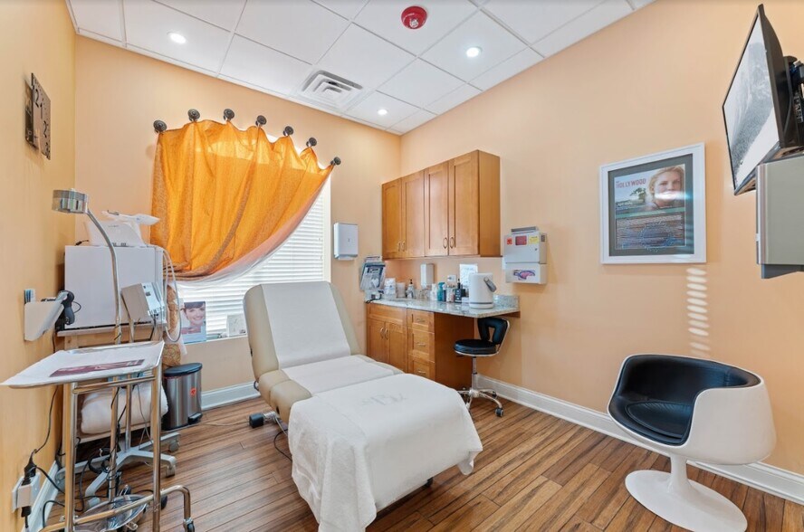 More Photos Of 230 E Ogden Ave, Hinsdale Medical For Lease
