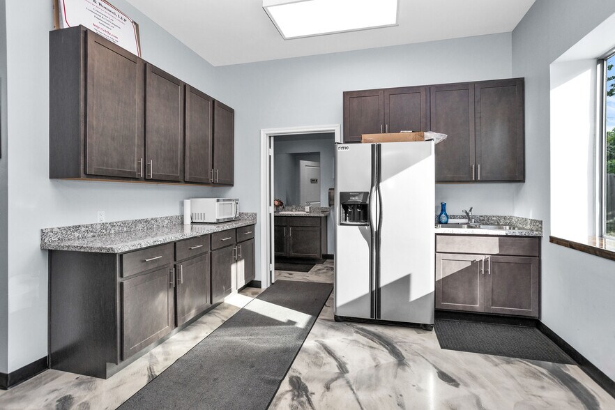 More Photos Of 1308 N Frazier St, Conroe Service For Sale