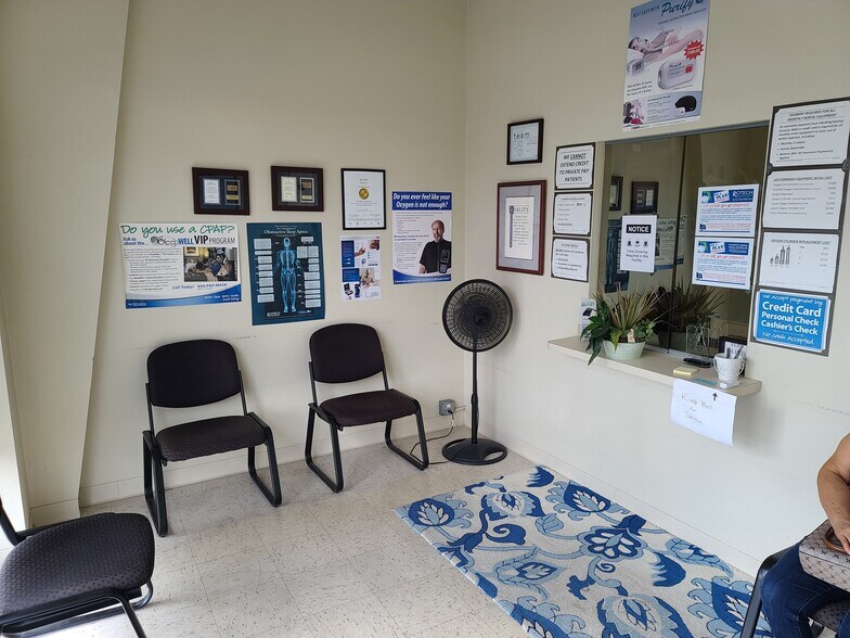 More Photos Of 16547 US Highway 19, Hudson Showroom For Lease