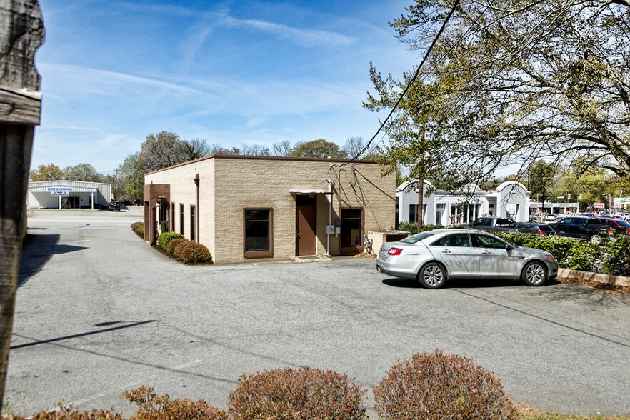 More Photos Of 1212 N Main St, Anderson Office For Lease