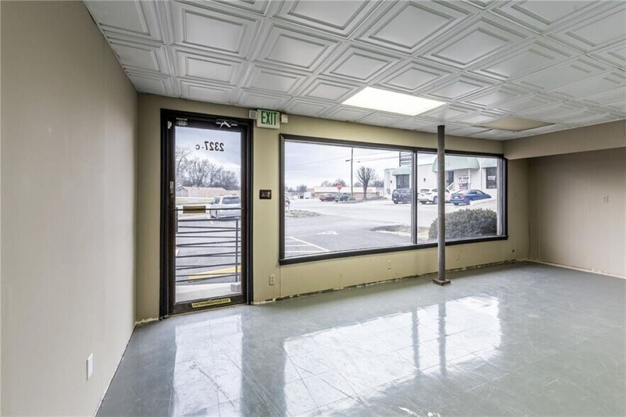 More Photos Of 2327 N Belt Hwy, Saint Joseph General Retail For Lease