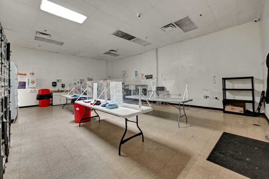 More Photos Of 100 Chamber Plz, Charleroi Supermarket For Lease