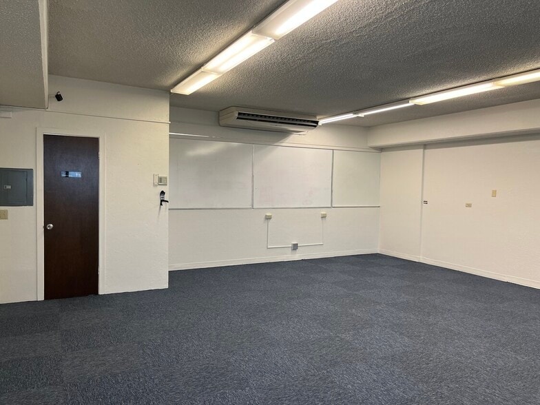 More Photos Of 931 University Ave, Honolulu General Retail For Sale