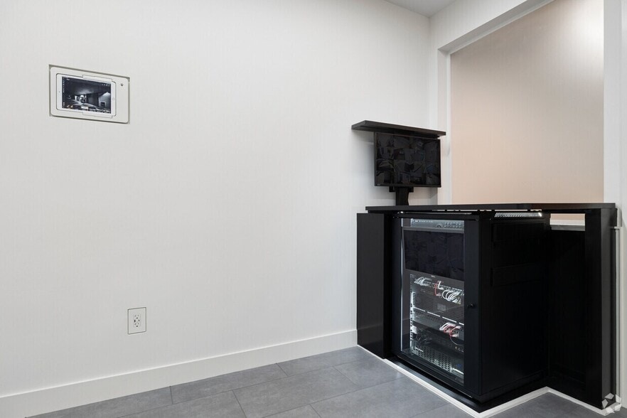 More Photos Of 1217 S Railroad Ave, San Mateo Showroom For Sale