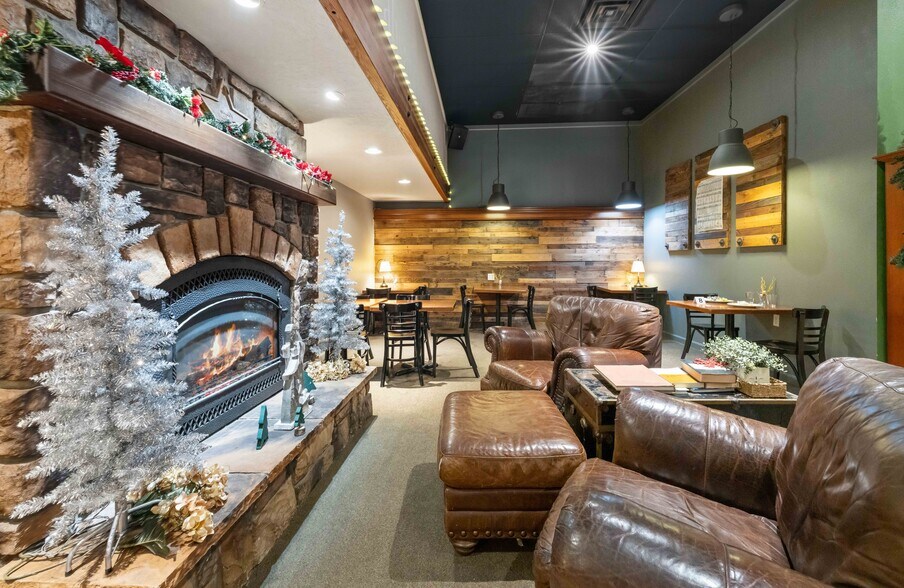 More Photos Of 171 S Broadway, Coos Bay General Retail For Sale