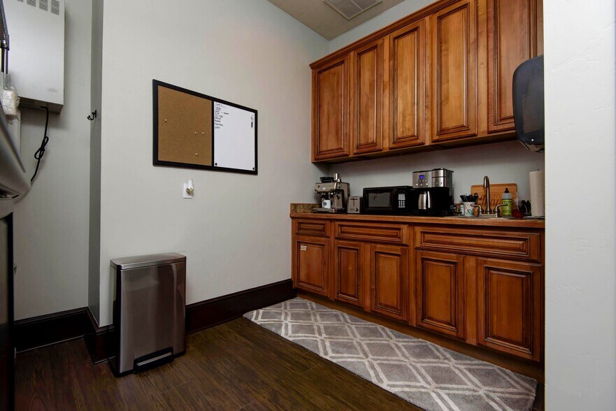 More Photos Of 1531 E Bradford Pky, Springfield Medical For Lease