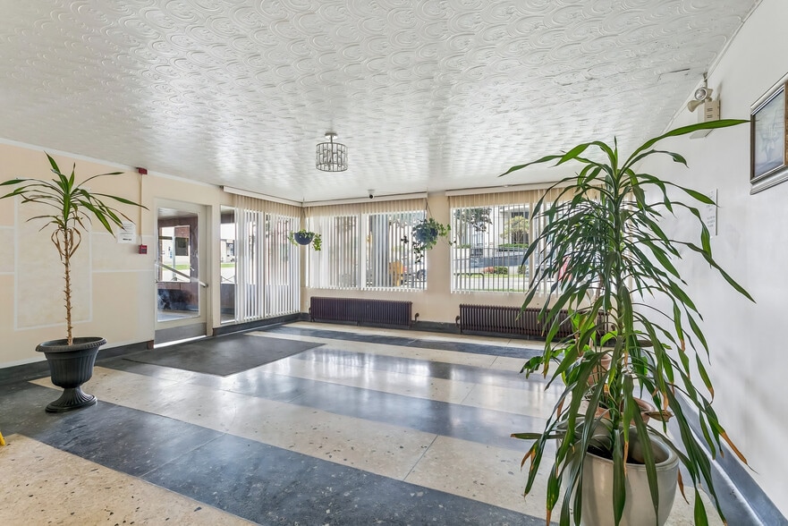 More Photos Of 391 Major Mackenzie Dr E, Richmond Hill Apartments For Sale