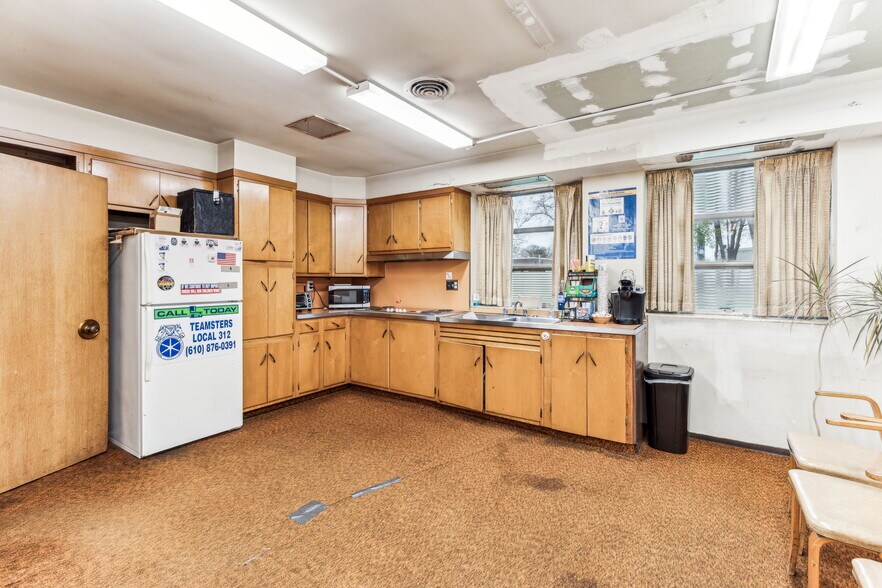 More Photos Of 1453 Edgmont Ave, Chester Office For Sale