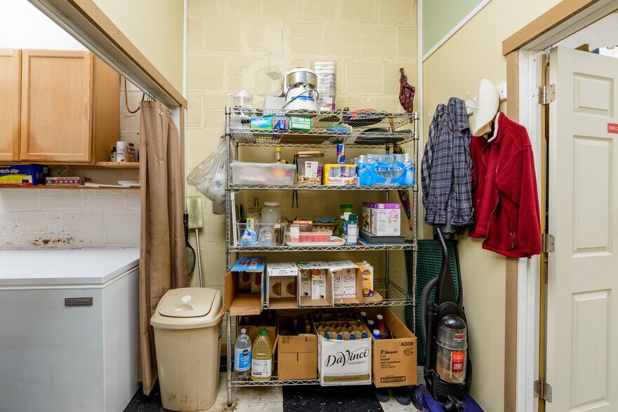 More Photos Of 128 W 1st St, Port Angeles General Retail For Sale