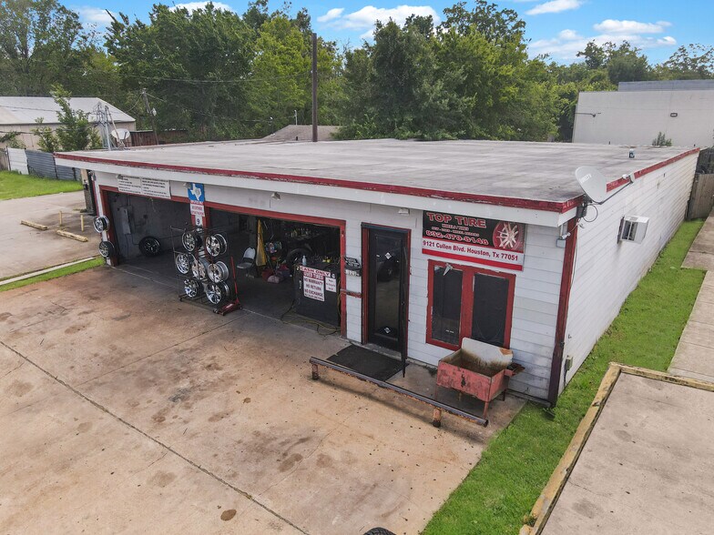 Primary Photo Of 9121 Cullen Blvd, Houston Auto Repair For Sale