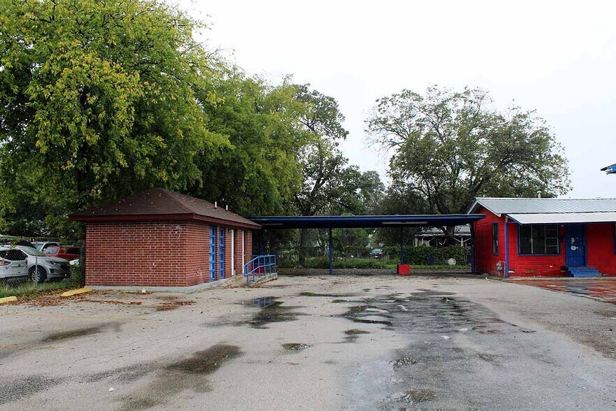 More Photos Of 2203 W Commerce St, San Antonio Specialty For Sale