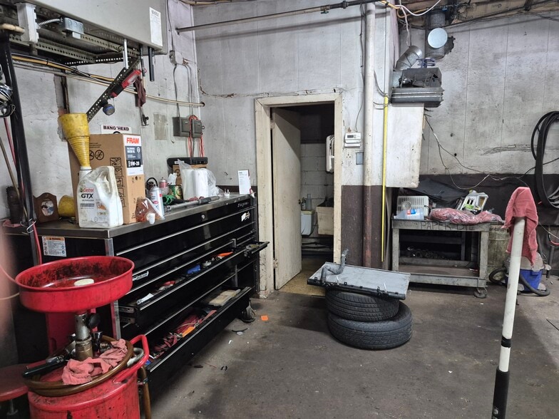 More Photos Of 2702 Saw Mill Run Blvd, Pittsburgh Auto Repair For Sale