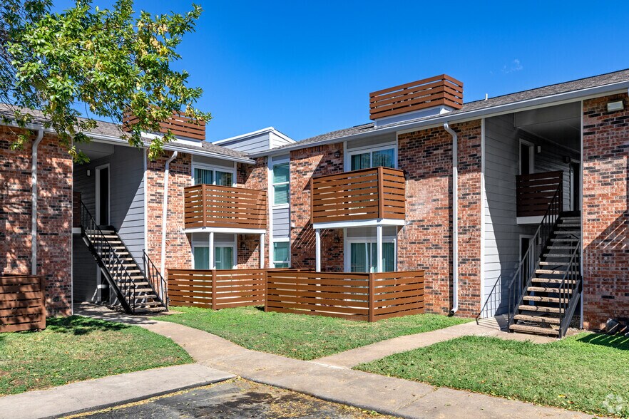 More Photos Of 2010 Estrada Pky, Irving Apartments For Sale