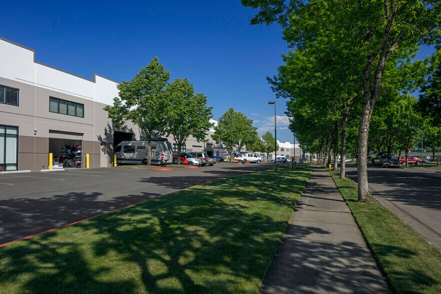 More Photos Of 1020-1080 NW Corporate Dr, Troutdale Unknown For Lease