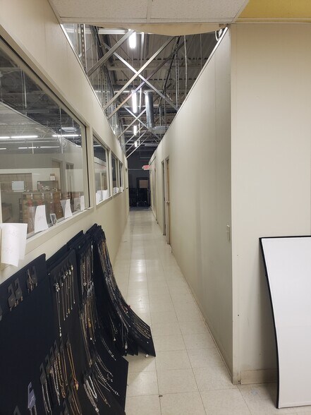 More Photos Of 37 Lark Industrial Pky, Greenville Warehouse For Sale