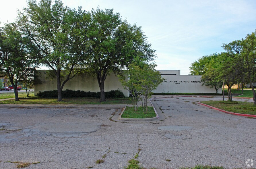 More Photos Of 800 S Chatfield St, Ennis Office For Sale