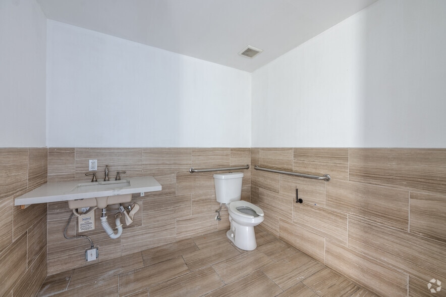 More Photos Of 11-43 S Stephanie St, Henderson Unknown For Lease