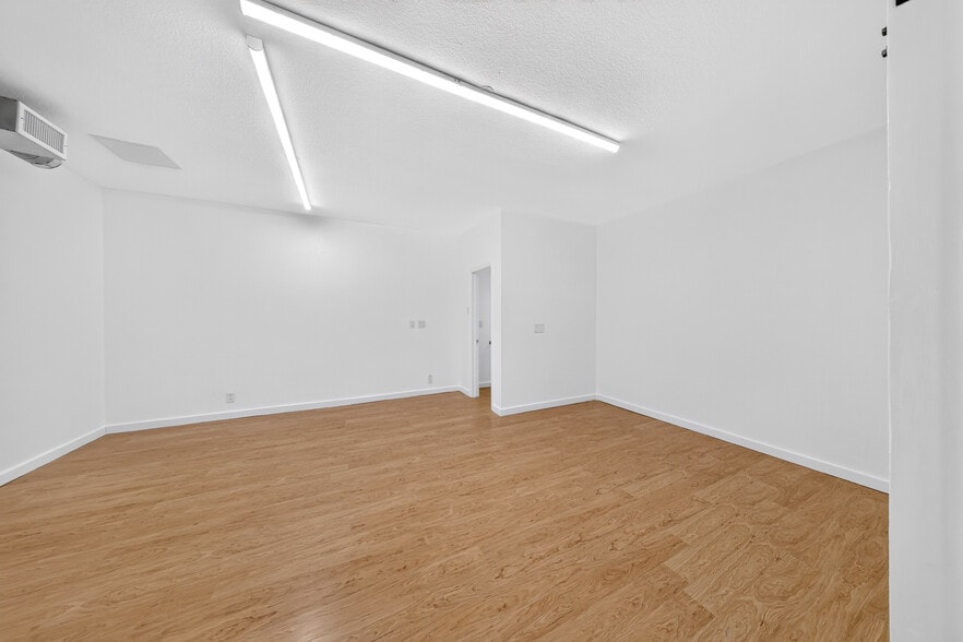 More Photos Of 19709 Ventura Blvd, Woodland Hills Office For Lease