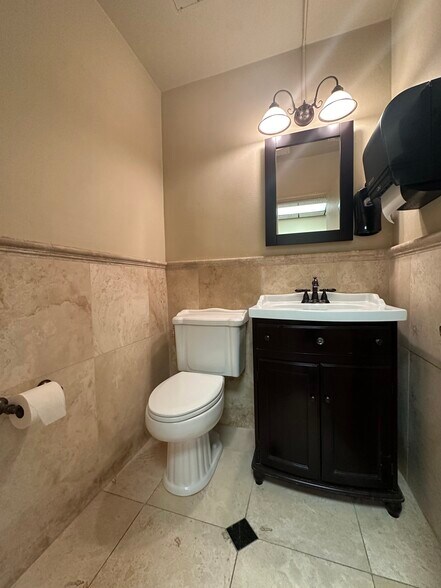 More Photos Of 147 Kern St, Taft General Retail For Lease