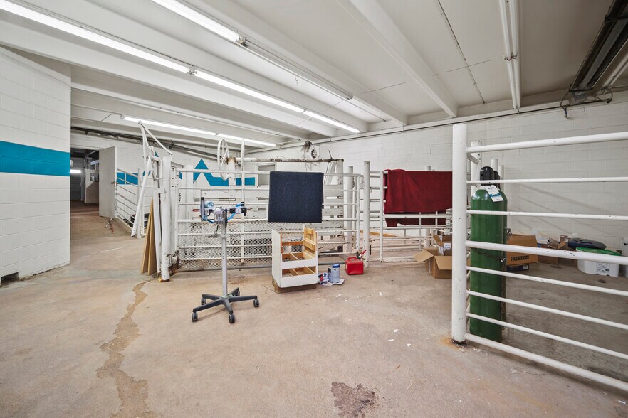 More Photos Of 5280 Edison Ave, Colorado Springs Veterinarian Kennel For Sale