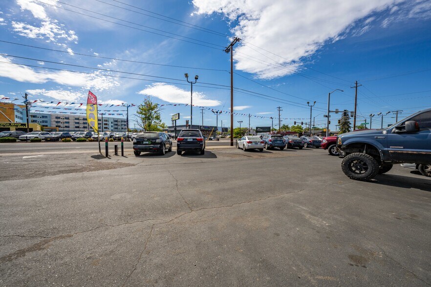 More Photos Of 348 N Riverside Ave, Medford Auto Repair For Lease