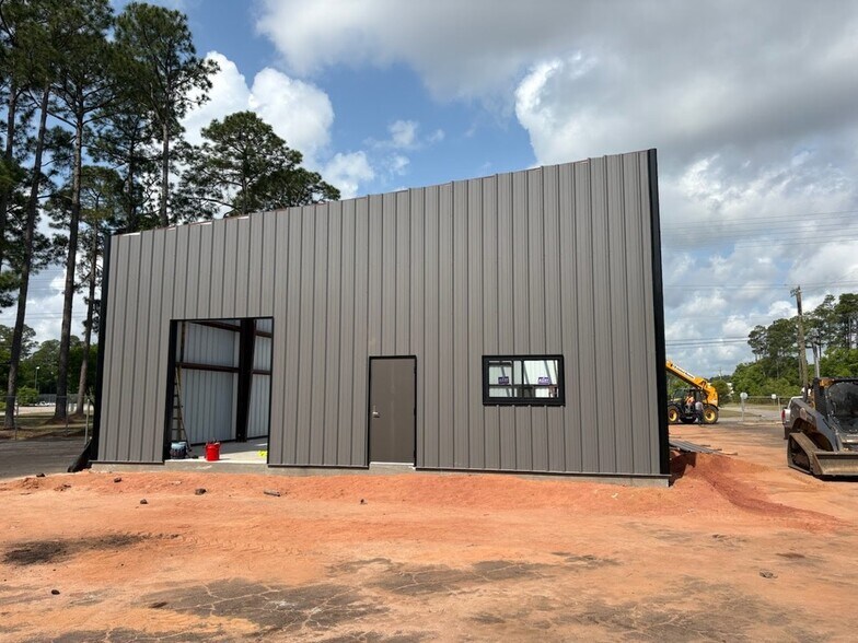 More Photos Of 8800 Grow Dr, Pensacola Light Manufacturing For Lease