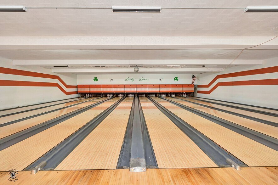 More Photos Of 405 NW Greely Ave, Iroquois Sports And Entertainment For Sale
