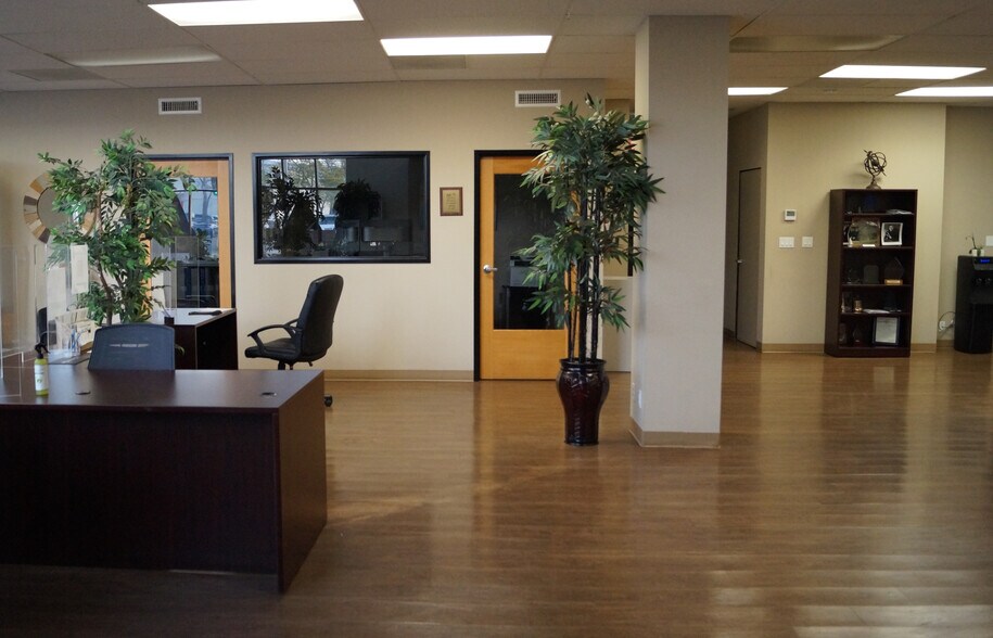 More Photos Of 400 San Fernando Mission Blvd, San Fernando Office For Lease