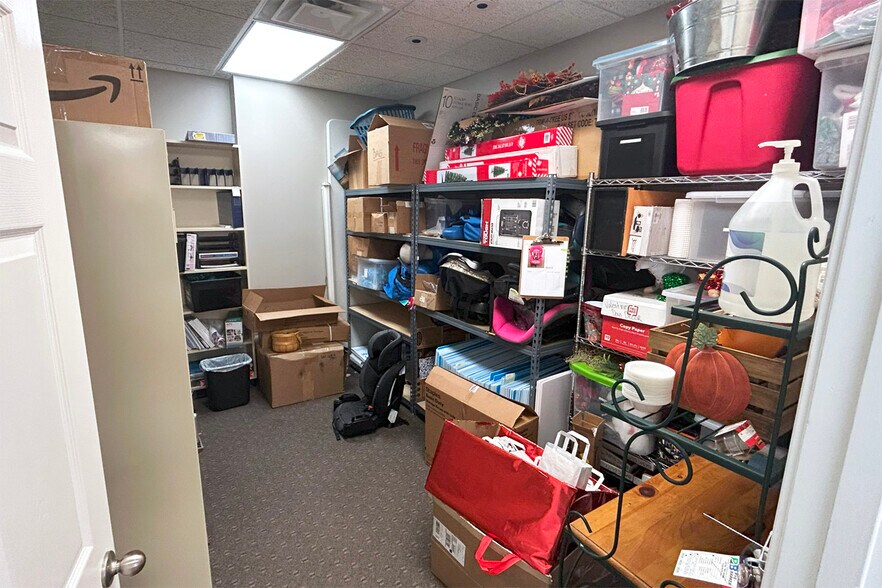 More Photos Of 1721 McIntosh Dr, Bowling Green Office For Sale