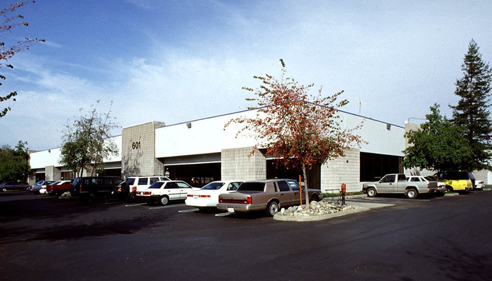 More Photos Of 601 Commerce Dr, Roseville Flex For Lease