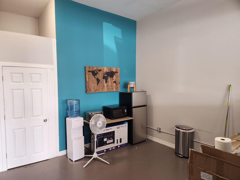 More Photos Of 566 Frank Hill Rd, Peterborough Storefront Retail Office For Lease