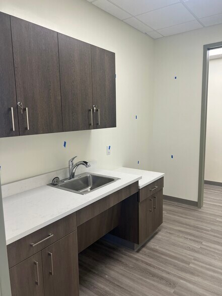 More Photos Of 6301 Northern Pass Dr, El Paso Medical For Sale