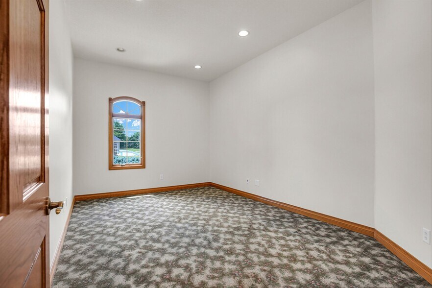 More Photos Of 606 W Oak St, Fairbury Office For Sale