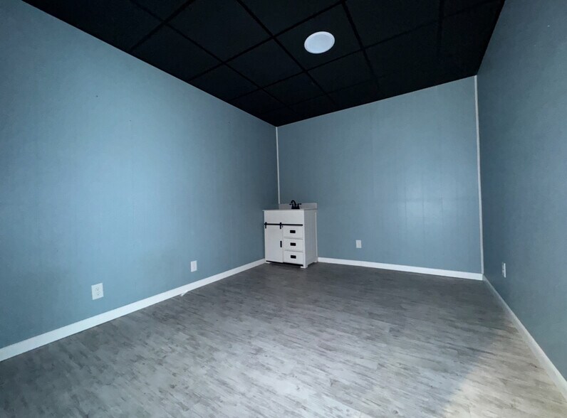 More Photos Of 11 N Meridian St, Washington Office For Sale