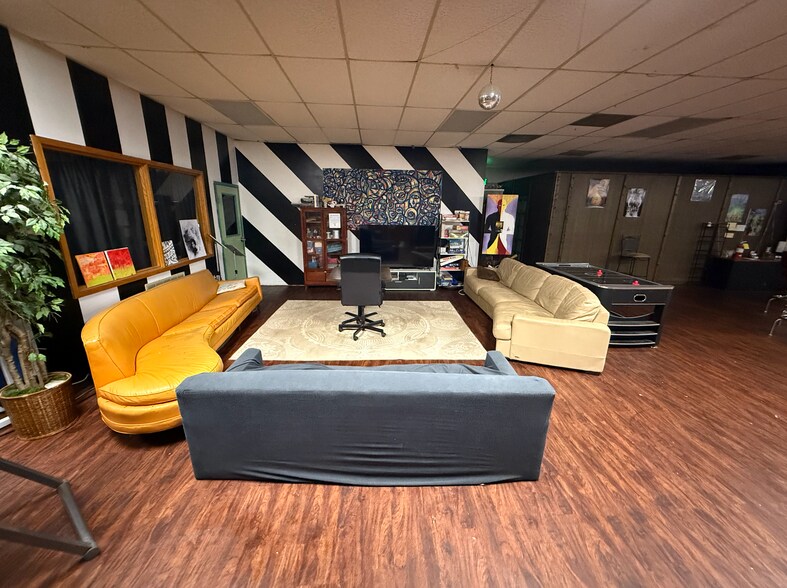 More Photos Of 1001 Winterville Rd, Athens Showroom For Lease