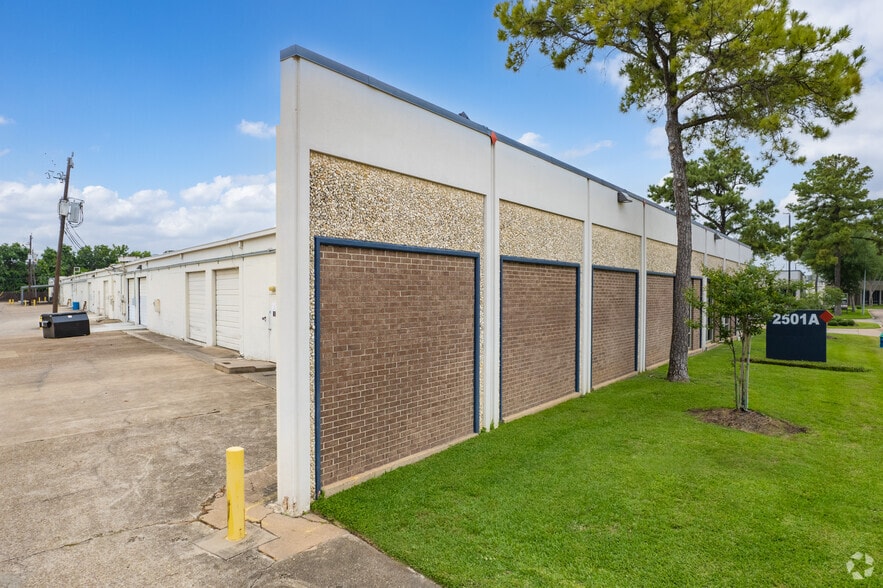 More Photos Of 2500 Central Pky, Houston Unknown For Lease
