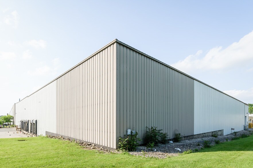 More Photos Of 1201 S Adams Ave, Freeport Warehouse For Lease