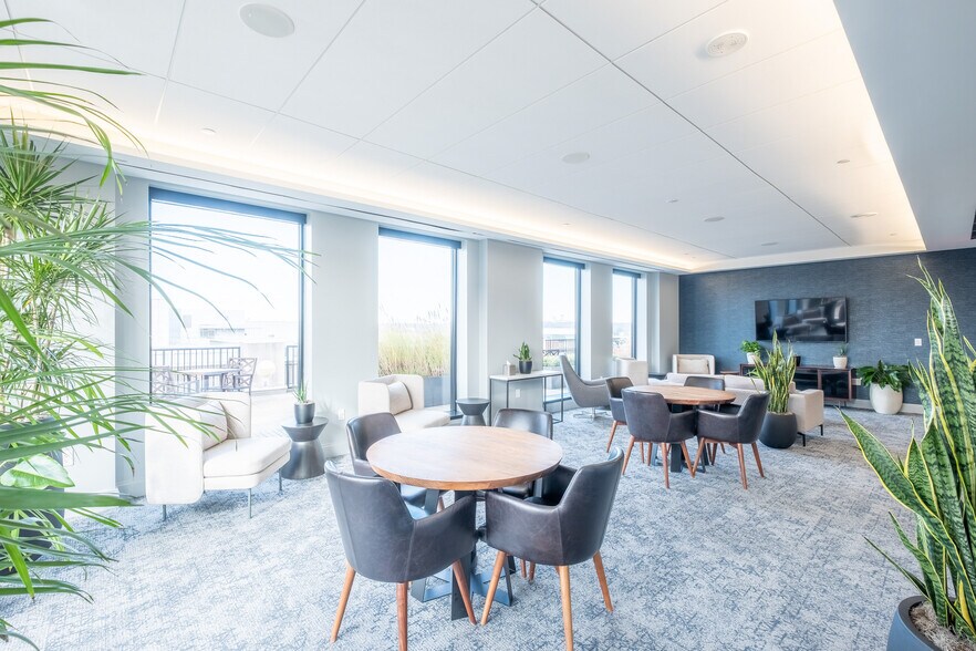 More Photos Of 1875 K St NW, Washington Office For Lease