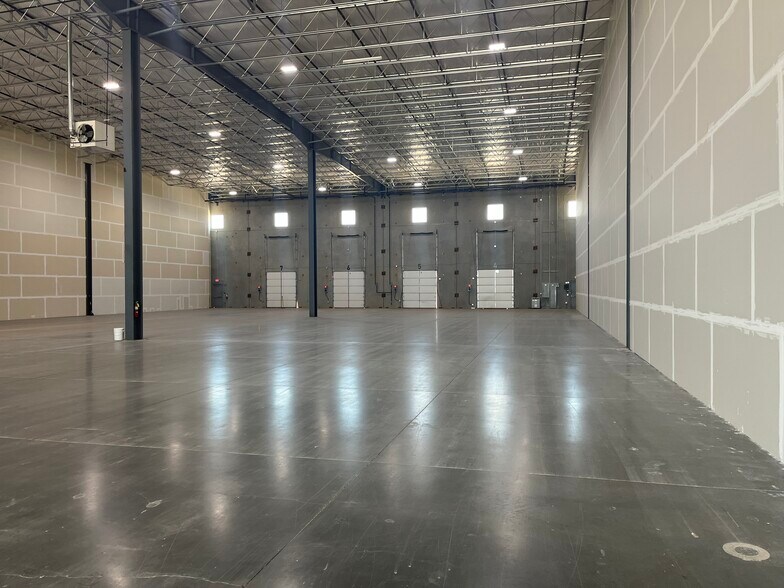 More Photos Of 9201 Polaris Dr, Oklahoma City Distribution For Lease