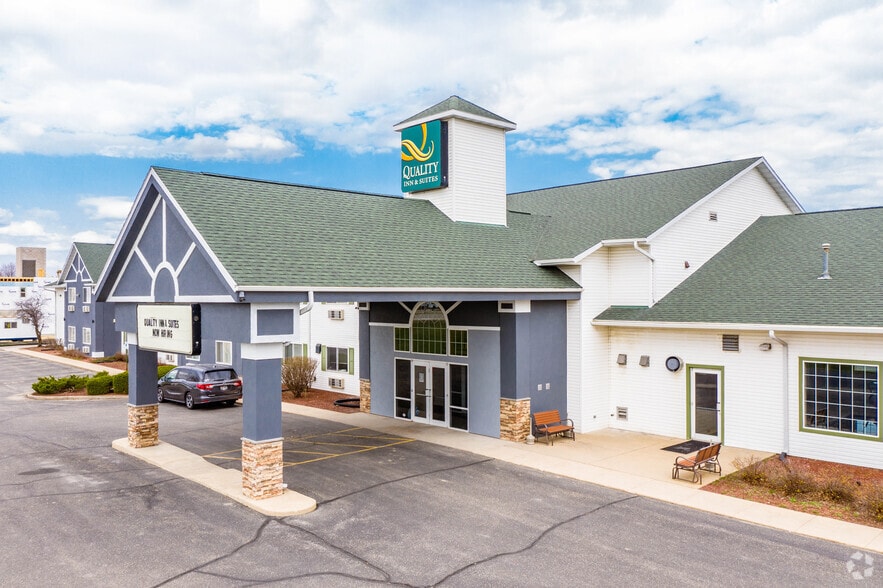 More Photos Of 660 Nygaard St, Stoughton Hotel For Sale