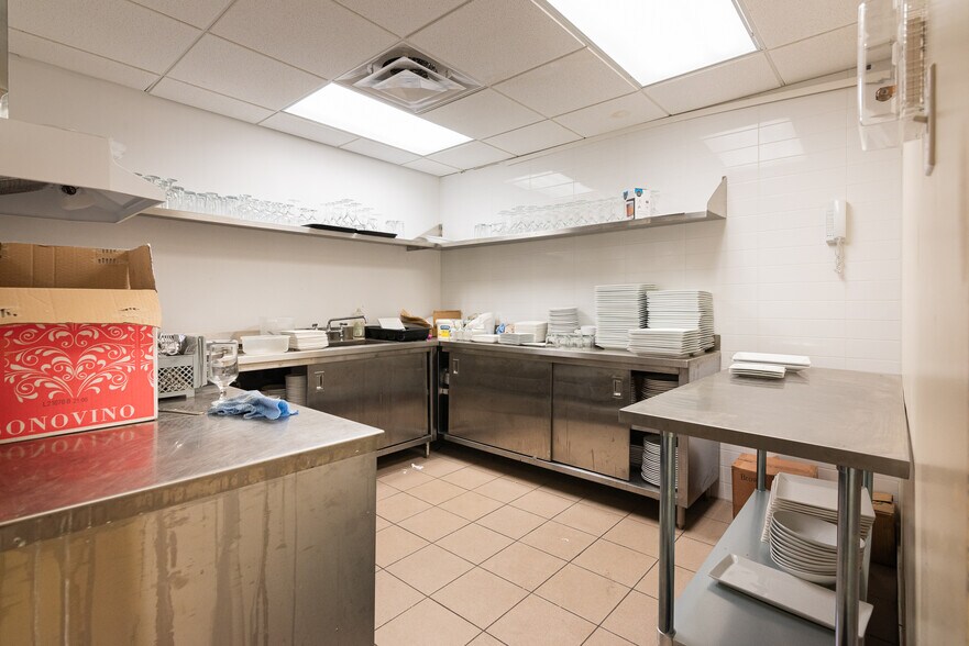 More Photos Of 2464-2466 St Bélanger, Montréal General Retail For Sale