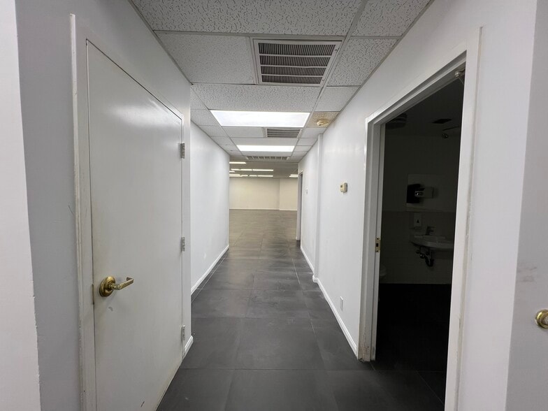 More Photos Of 844 E Sahara Ave, Las Vegas Loft Creative Space For Lease