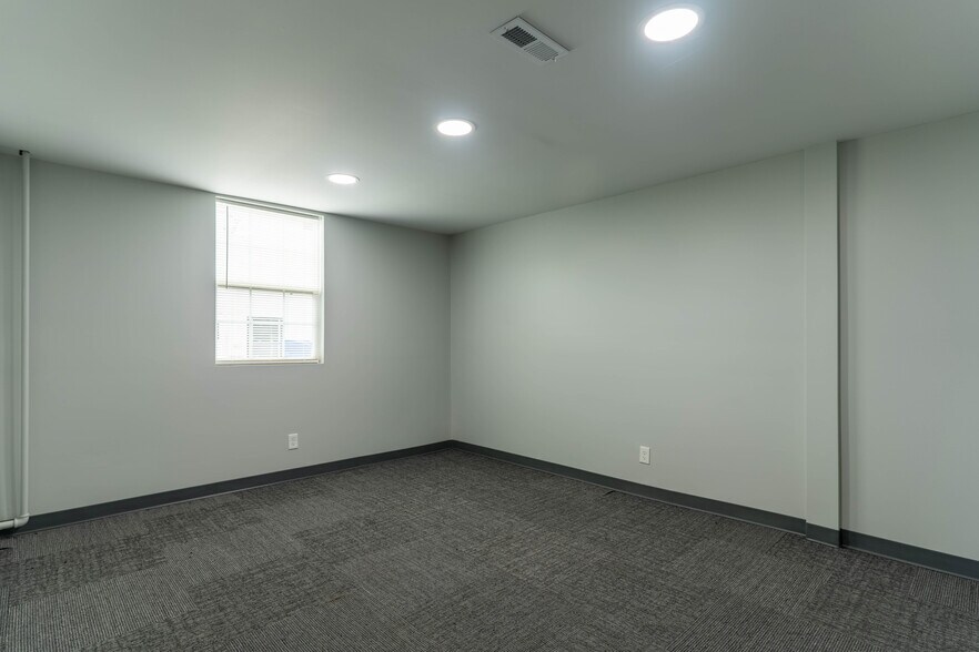More Photos Of 415 S Kansas Ave, Olathe Warehouse For Lease