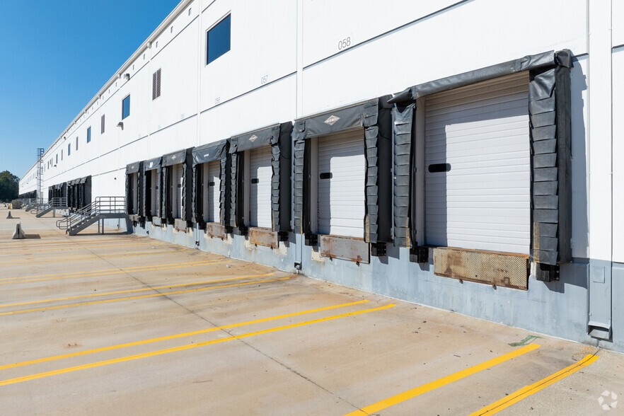 More Photos Of 12400 Presidents Ct, Jacksonville Warehouse For Lease